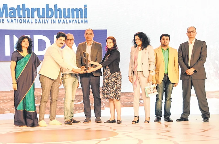 Nandini Dias, IAA Mancom Member and CEO, Lodestar UM;
Punit Misra, CEO, Zee Entertainment Enterprises; and Raj Nair,
CEO and CCO, Madison BMB presented the trophy to the winners — Bata and Contract India team.