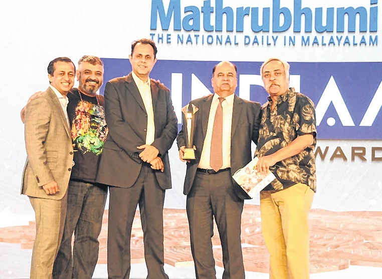 Pradeep Bakshi, MD and CEO, Voltas received the trophy from Neil George, MD, Nivea India and Piyush Pandey, Ogilvy