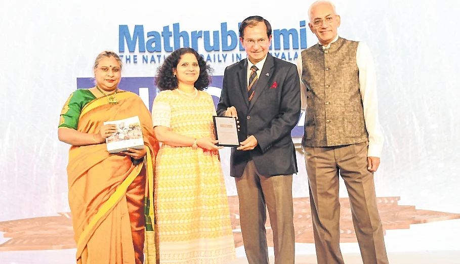 Suresh Narayanan, Jury Chairman, IndIAA Awards, and Chairman and Managing Director, Nestlé India and Srinivasan K Swamy,
Chairman and World President, IAA Global and Chairman, R K SWAMY Group presented the trophy to the Vicks team.
