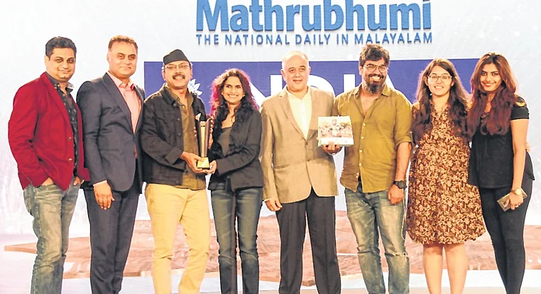 Sunita Bangard, President Marketing, Idea and Josy Paul, Chairman, BBDO India received the trophy from Neeraj Roy, Past President IAA, and MD and CEO, Hungama Digital Media Entertainment Pvt. Ltd and Jaideep R Gandhi, Treasurer, IAA India Chapter and Chairman, Jaya Advertising Pvt. Ltd.
