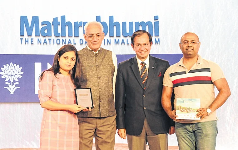 Suresh Narayanan, Jury Chairman, IndIAA Awards, and Chairman and Managing Director, Nestlé India and Srinivasan K Swamy,
Chairman and World President, IAA Global and Chairman, R K SWAMY Group presented the trophy to Prega News team.