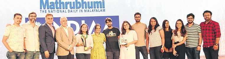 Neeraj Roy, Past President IAA, and MD and CEO, Hungama Digital Media Entertainment Pvt. Ltd; and Jaideep R Gandhi, Treasurer, IAA India Chapter and Chairman, Jaya Advertising Pvt. Ltd presented the trophy to the winners—Vodafone team