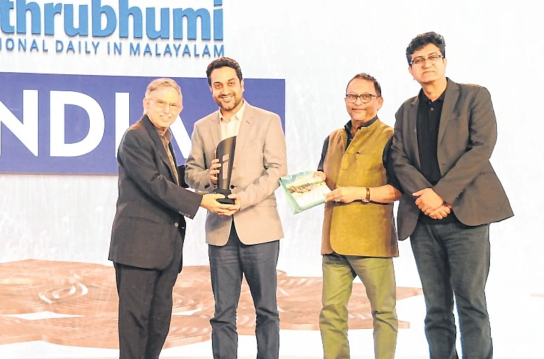 Sam Balsara, Past President IAA and Chairman,
Madison World; and Prasoon Joshi, CEO and
CCO of McCann Worldgroup India
presented the trophy to Tata Capital team