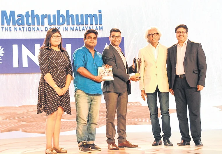 Pradeep Dwivedi, Secretary, IAA India Chapter and Bhaskar Das, Group President, Republic TV presented the trophy to the
winner— Dabur team.