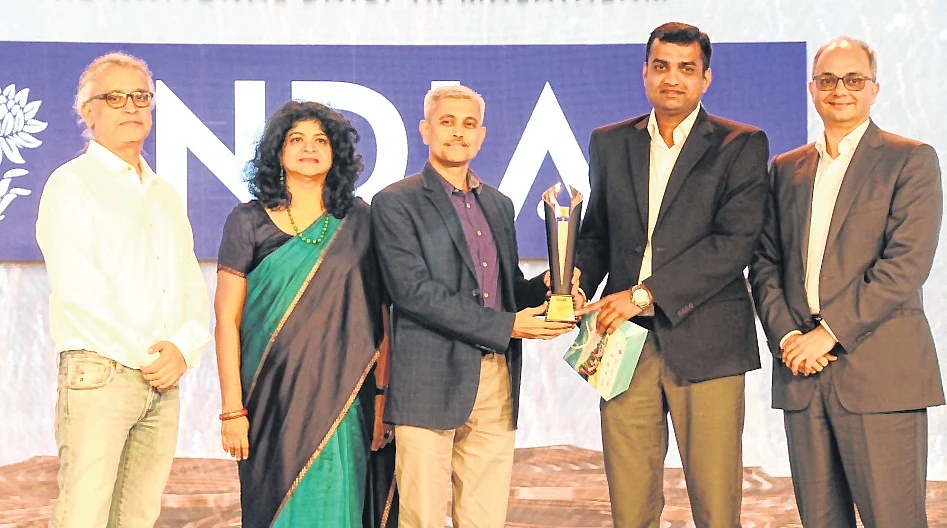 Shreenath Kamlapurkar, Head of Marketing, Honda and Anup Swaika (Department Head Sales Promotion, Honda) received the trophy from Nandini Dias, IAA Mancom Member and CEO, Lodestar UM; Punit Misra, CEO, Zee Entertainment Enterprises; and Raj Nair, CEO and CCO, Madison BMB