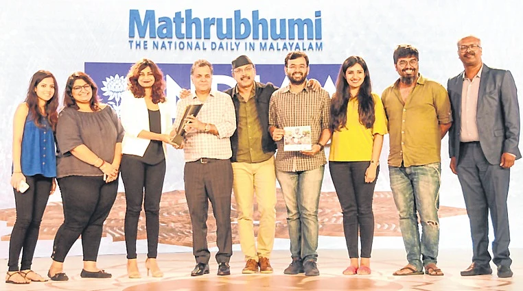 Raj Nayak, Past President IAA and Kamal Krishnan,
National Head, Integrated Media Solutions,
Mathrubhumi presented the trophy to
winner—P&G India team.