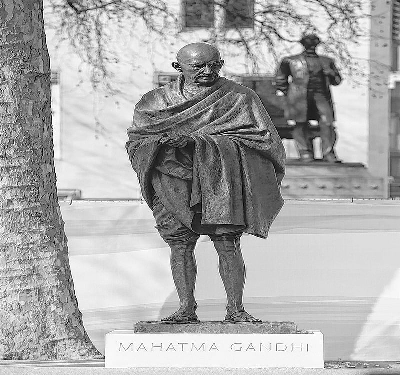 Mahatma Gandhi an example for this world: UK's sculptor