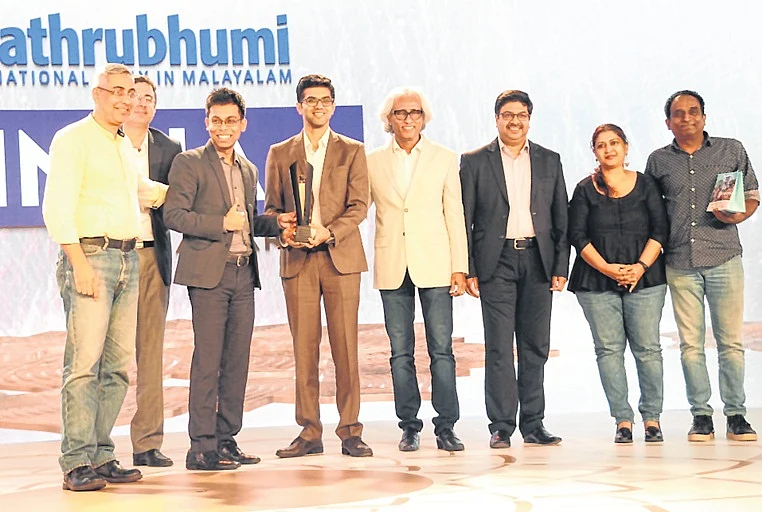 Pradeep Dwivedi, Secretary, IAA India Chapter; and Bhaskar Das, Group President, Republic TV presented the trophy to the
winners—Sanofi India team.