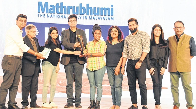 Sam Balsara, Past President IAA and Chairman,
Madison World; Pradeep Guha, Past President IAA and MD,
9X Media; and Prasoon Joshi, CEO and CCO of McCann
Worldgroup India presented the trophy to the
HUL winning team.