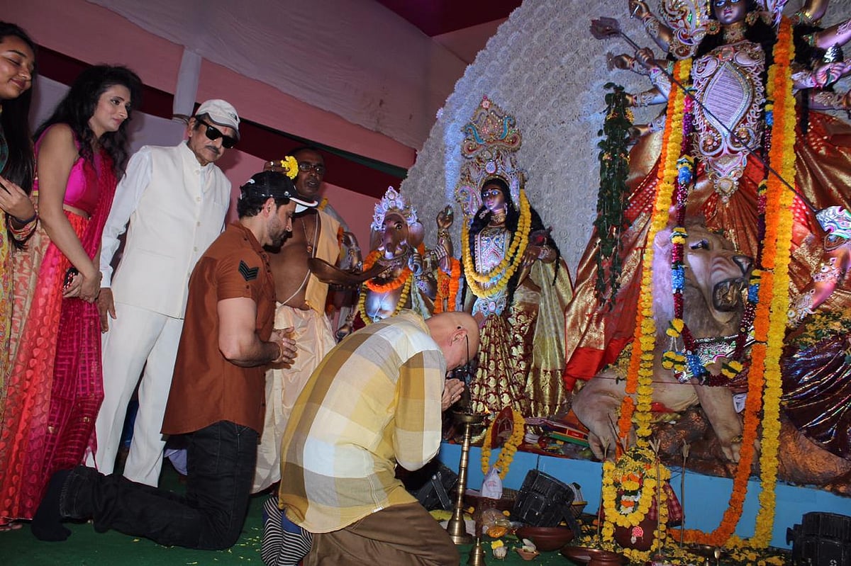 Hrithik Roshan & Rakesh Roshan for Durga Puja at Biswajeet Chaterjee Pandal in Juhu