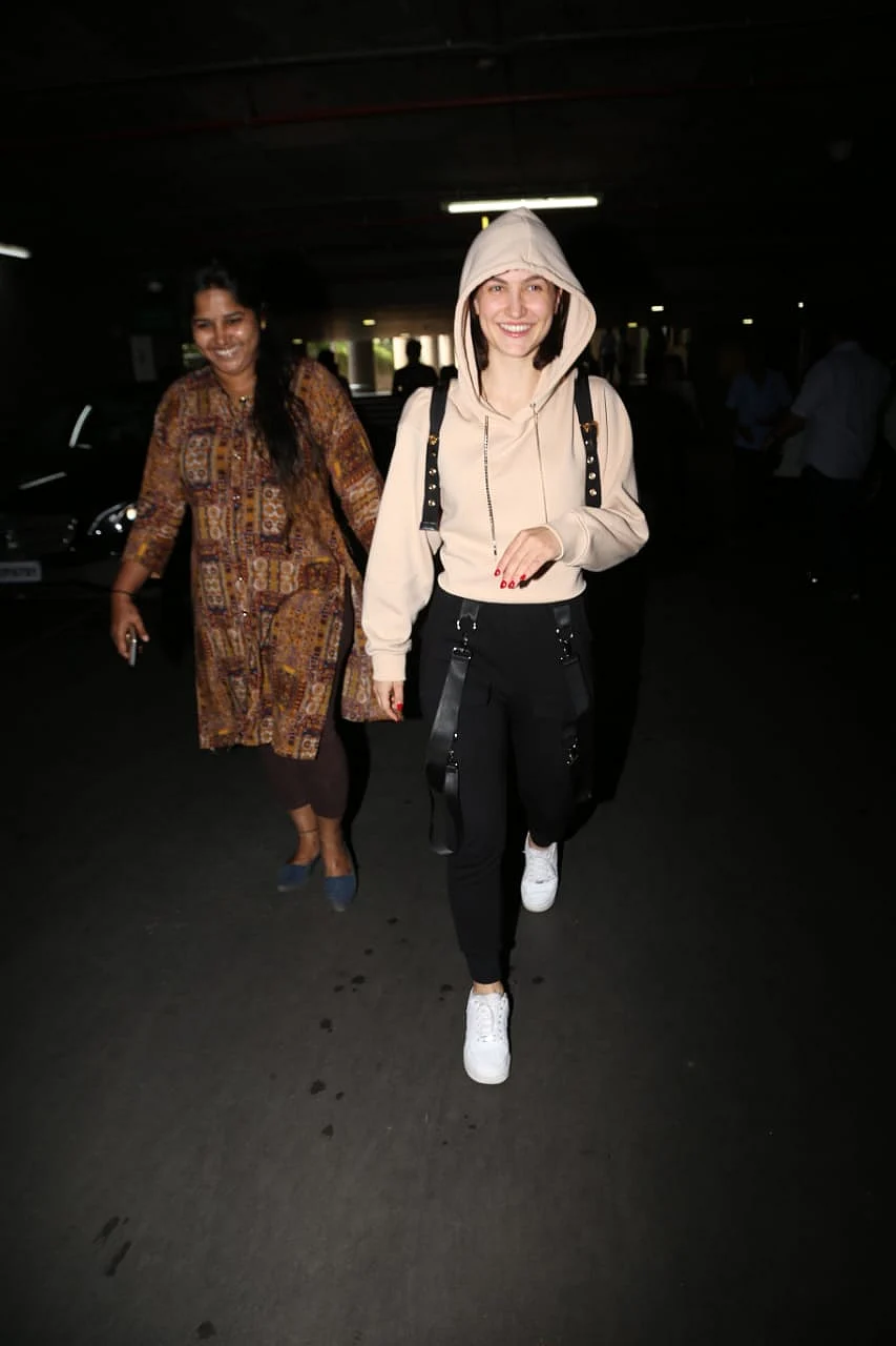 Elli Avram at Mumbai airport