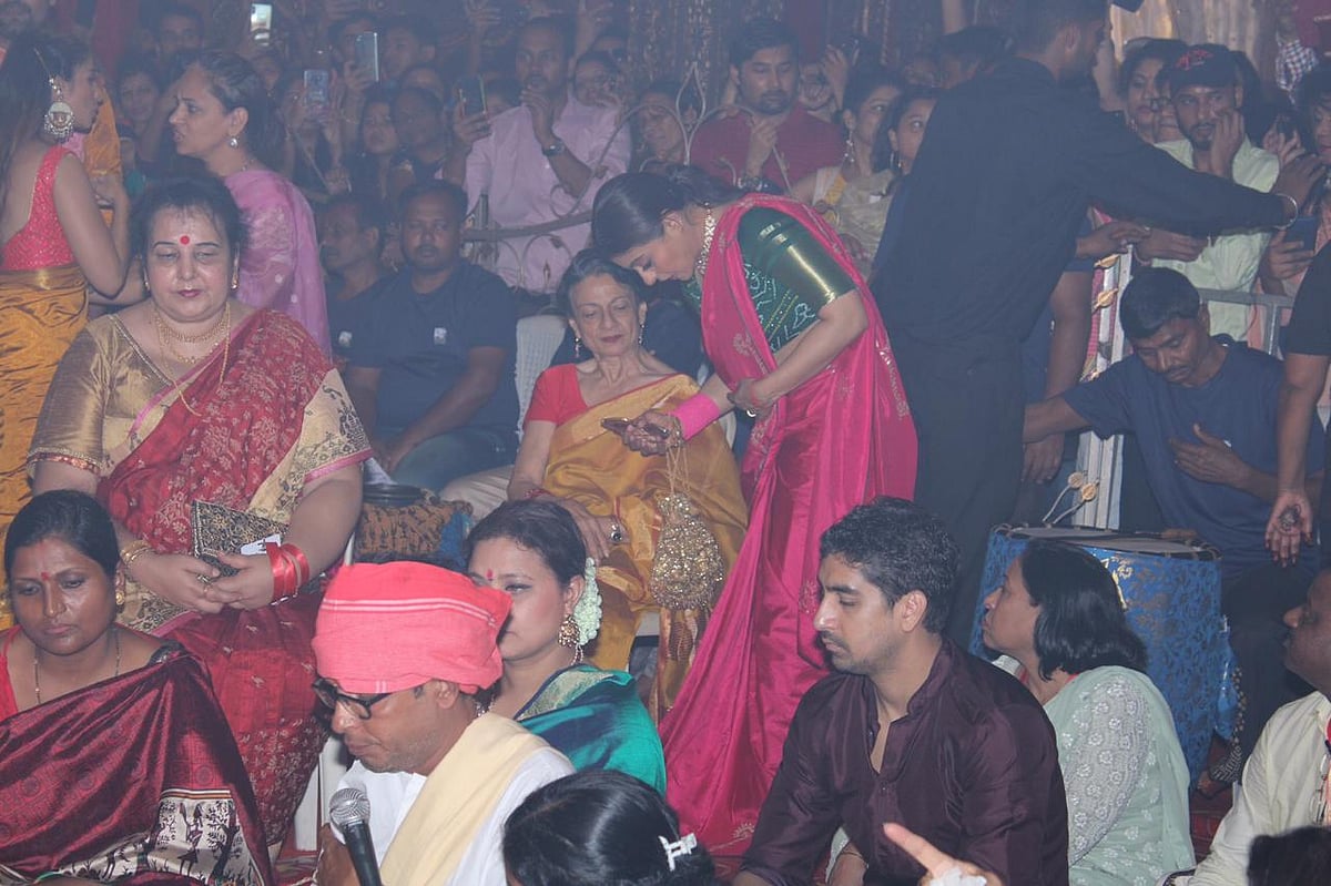Kajol with mom Tanuja and sister Tanisha for Durga Puja