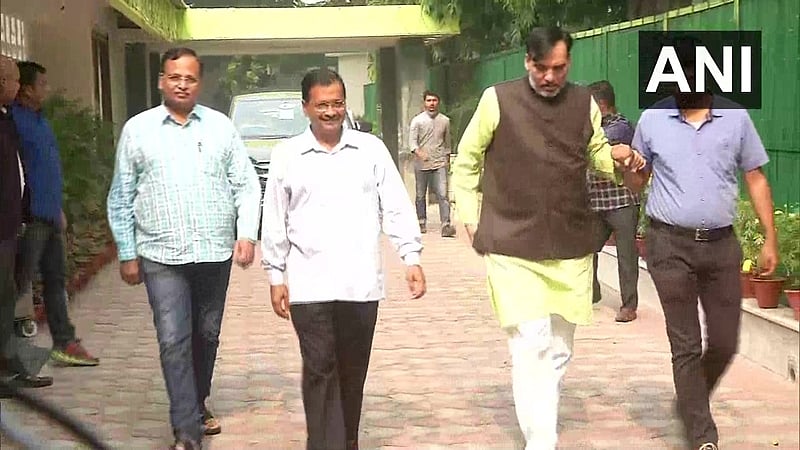 Delhi: Arvind Kejriwal carpools with ministerial colleagues on first day of odd-even