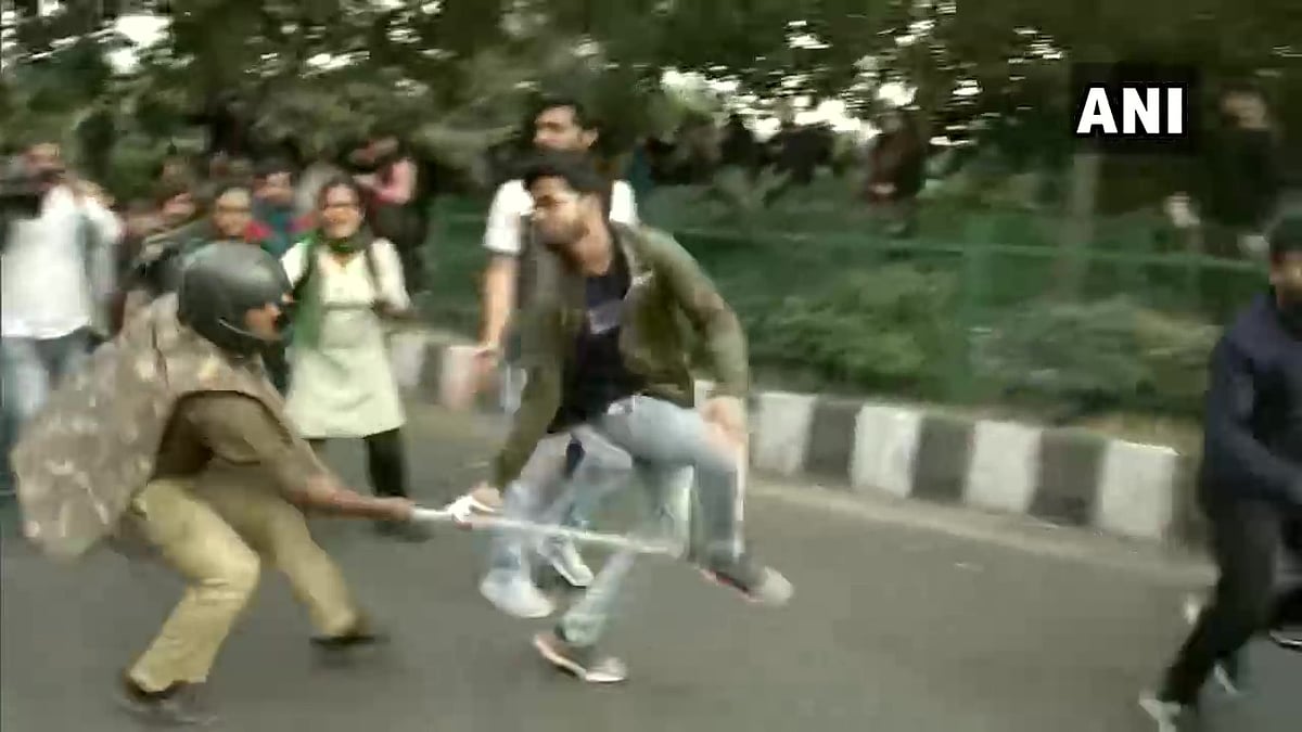 Delhi police lathi charge JNU students protesting fee hike