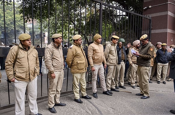 Delhi cops begin probe into JNU violence