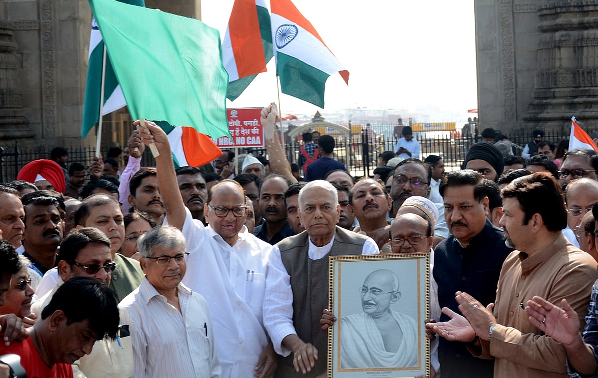 'Gandhi Shanti Yatra' flagged off from Gateway of India