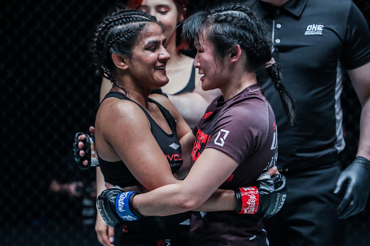 Ritu Phogat hugs Wu Chiao Chen after winning