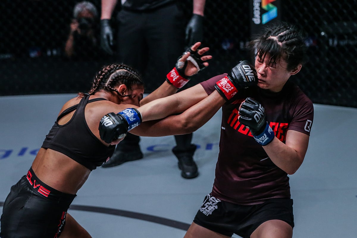 Ritu Phogat lands a punch on Wu Chiao Chen