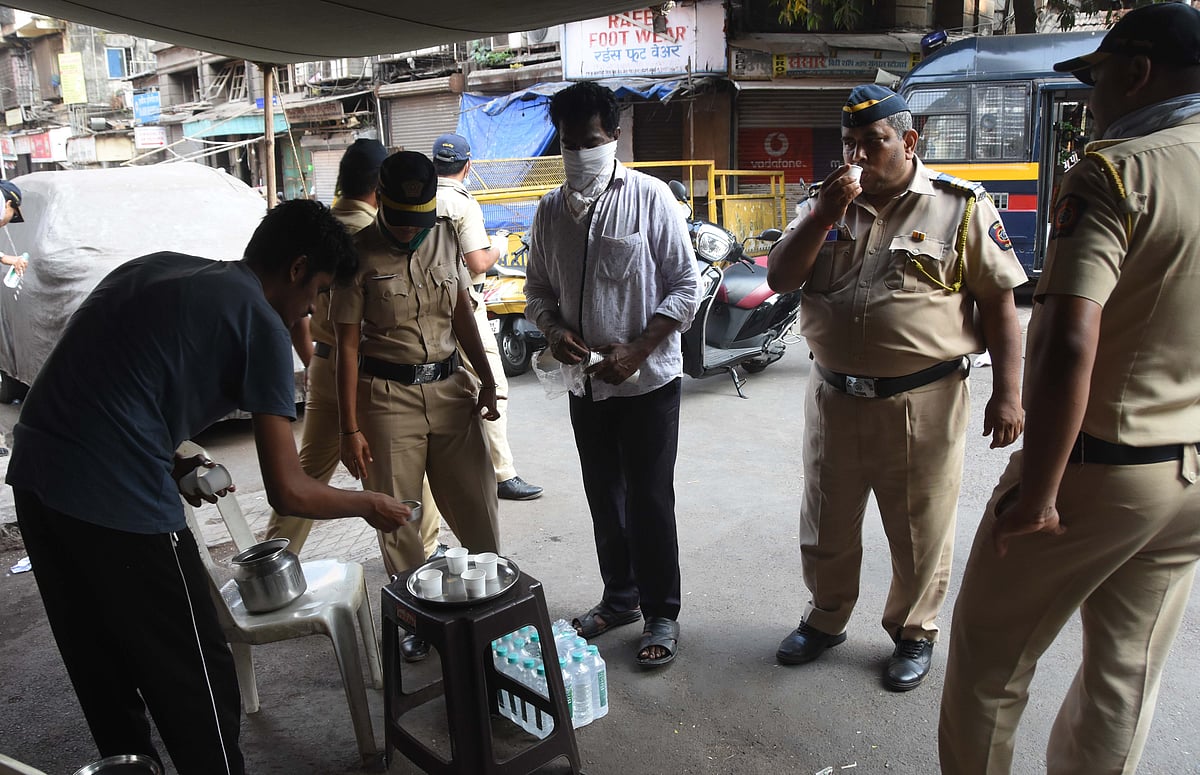 Volunteers distributing tea to Mumbai Police amid lockdown. 