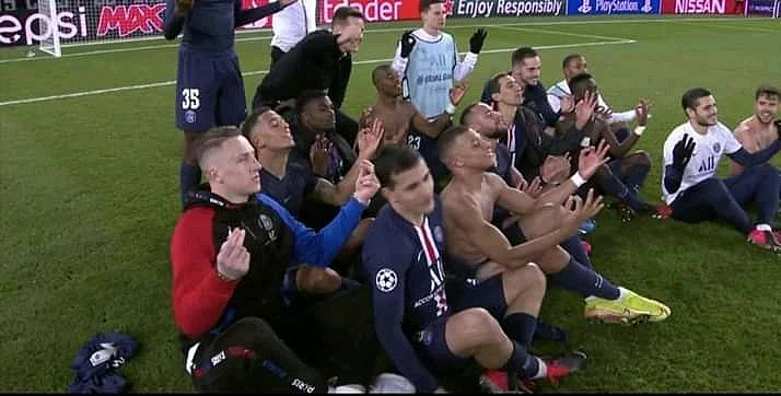 PSG Celebrating
