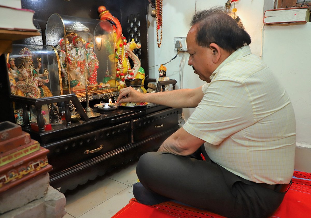 Palghar Sadhu Lynching: Union Health Minister Harsh Vardhan light lamps in 'satvik' protest