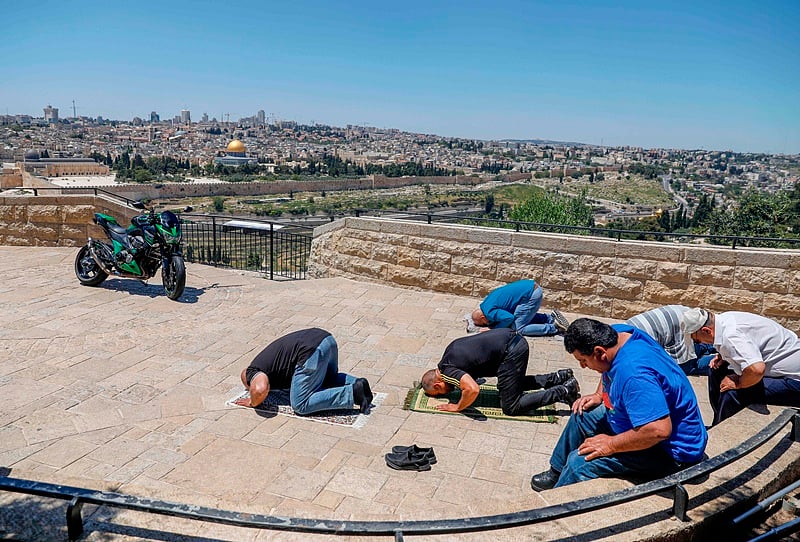 Coronavirus update: Muslims in Jerusalem pray outdoors amid virus lockdown 