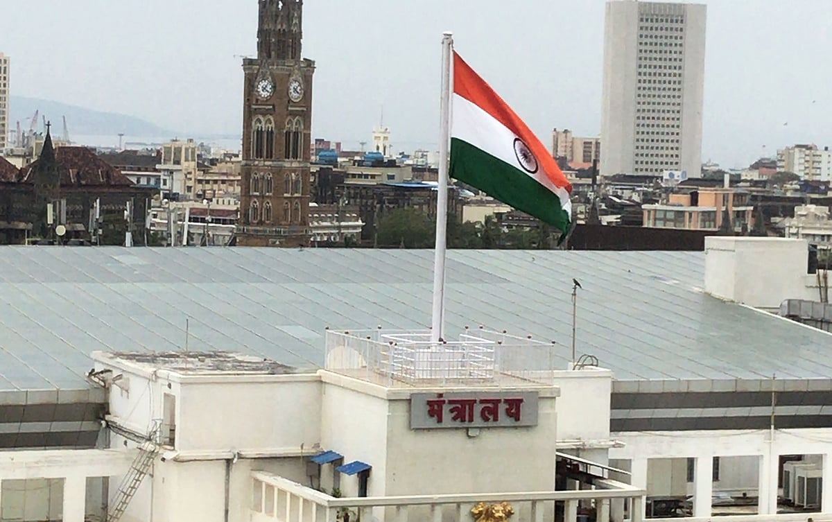 Despite opposition from Cong-NCP ministers, Uddhav keeps Ajoy Mehta as Principal Adviser