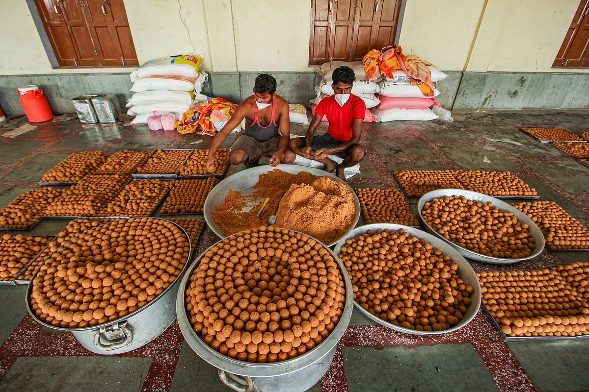Workers prepare sweets for the foundation laying ceremony of Ram Temple on Aug 5, in Ayodhya