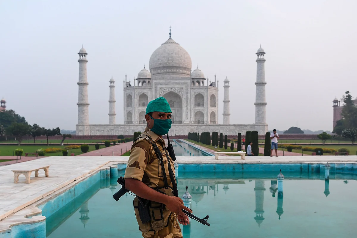 A security personnel patrols at the Taj Mahal in Agra on September 21, 2020. - The Taj Mahal reopens to visitors on September 21 in a symbolic business-as-usual gesture, even as India looks set to overtake the US as the global leader in coronavirus infections.