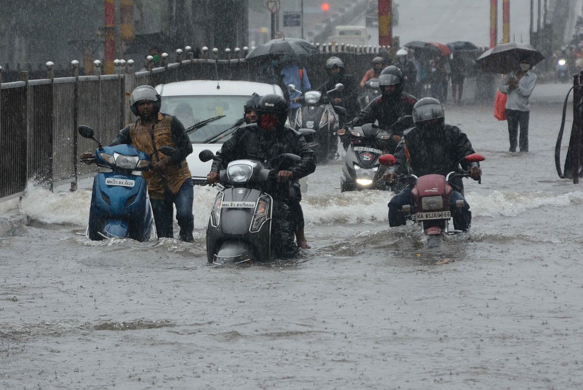 Waterlogging in Sion due to heavy rainfall in Mumbai