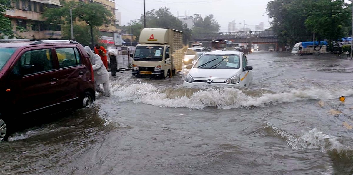 Heavy rains throw Mumbai’s road traffic out of gear