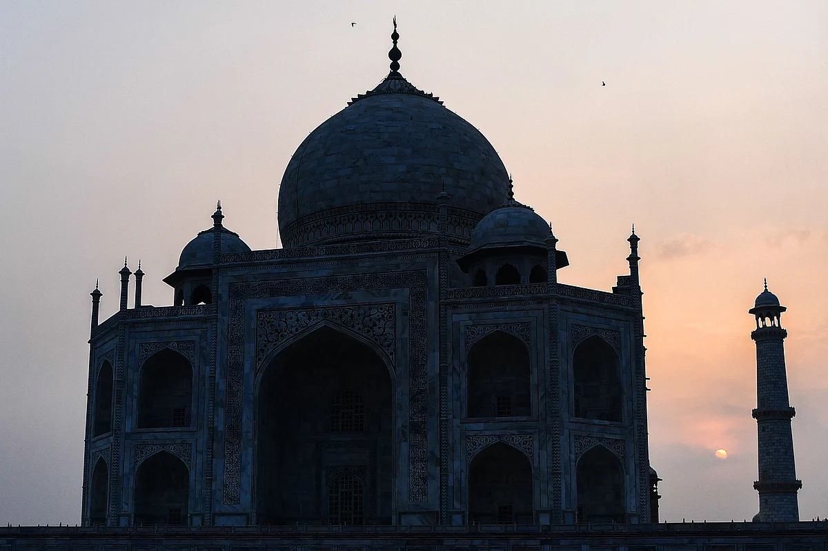 The sun rises behind the Taj Mahal in Agra on September 21, 2020. - The Taj Mahal reopens to visitors on September 21 in a symbolic business-as-usual gesture, even as India looks set to overtake the US as the global leader in coronavirus infections.