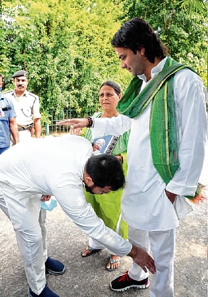 Tejashwi seeks the blessings from his elder brother Tej Pratap as his mother Rabri Devi looks on.