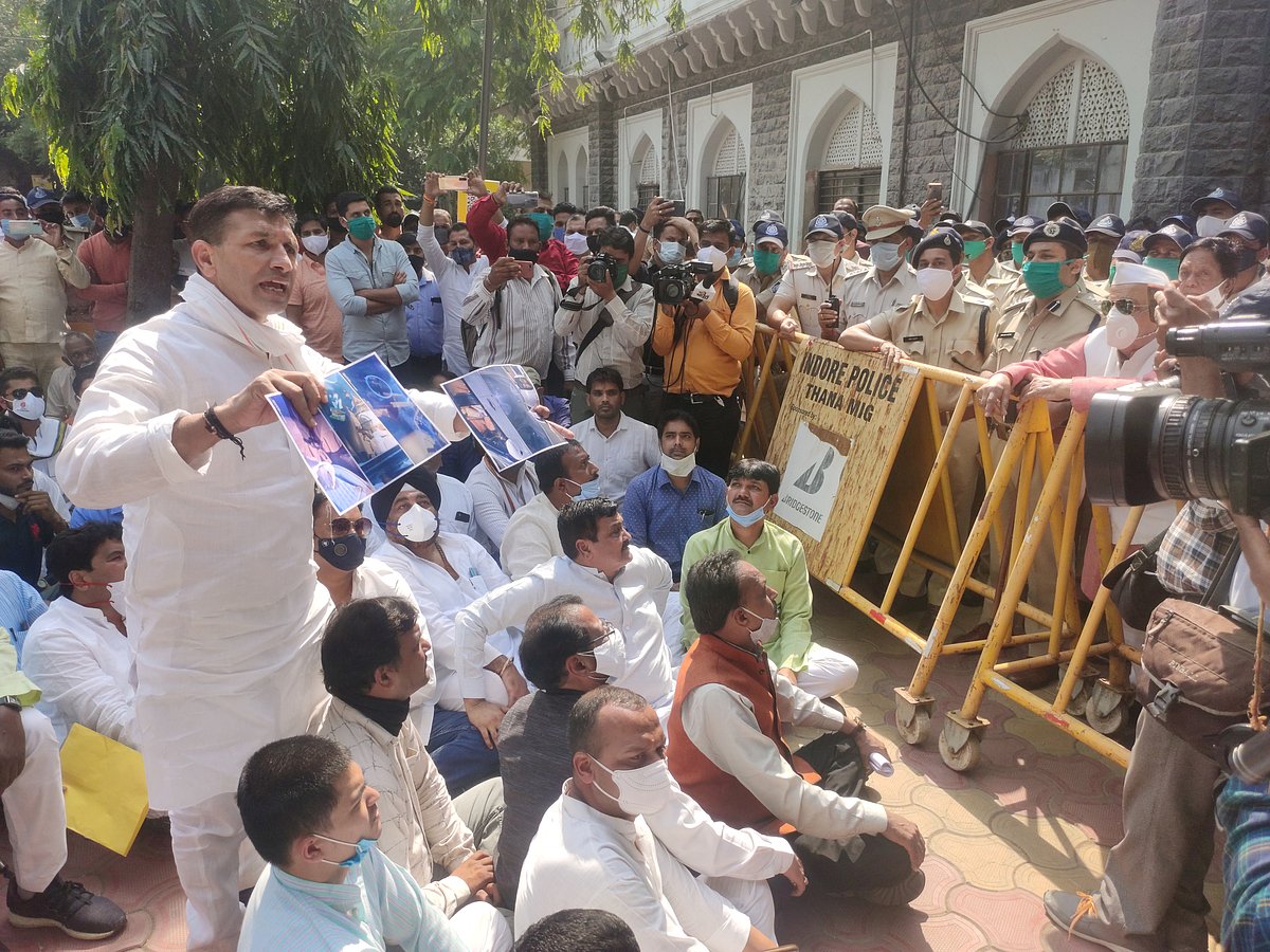 Indore: Congress demonstration against false cases against them