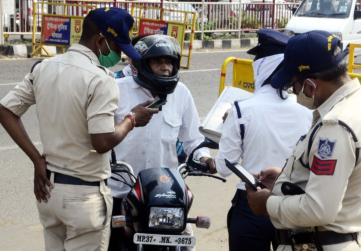 Bhopal: Corona on the move, enforcement of guidelines goes for a toss as cops get busy with checking vehicles 