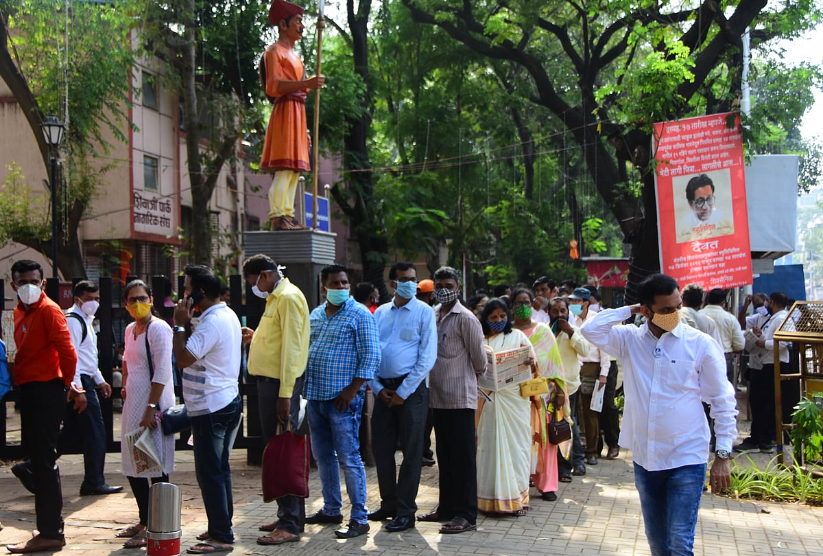 Followers of late Balasaheb Thackeray in a queue at the Shivaji park memorial