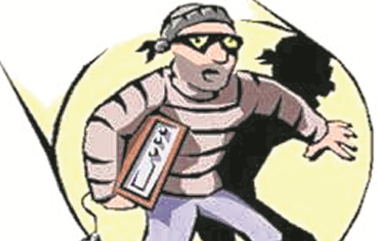 Externed criminal held for dacoity in Gujarat and extortion in Dindoshi
