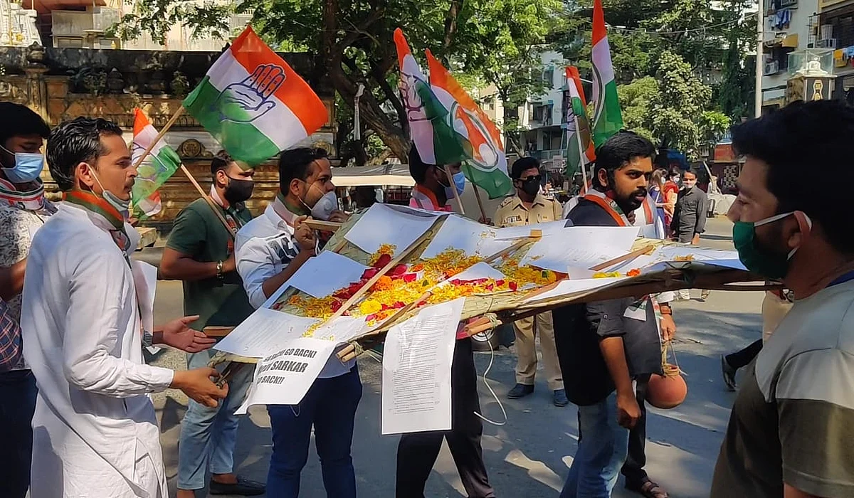 The agitators raised slogans against the central government