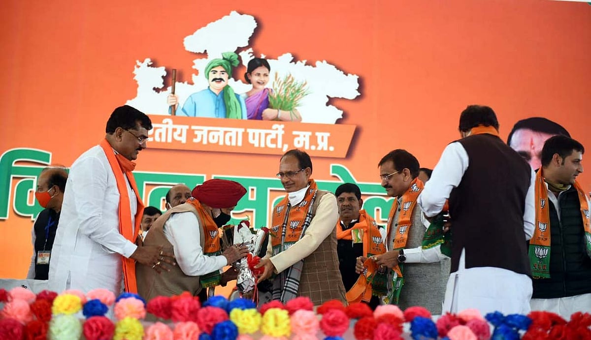 Former Union minister Sartaj Singh returns to the BJP fold in the presence of Chief Minister Shivraj Singh Chouhan at a farmers’ rally at BHEL, Dussehra Maidan, on Tuesday.