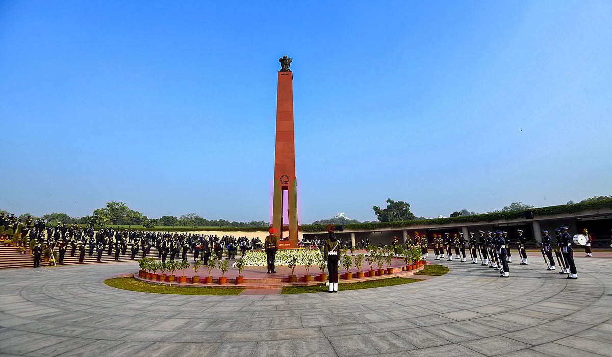 Officials pay tribute at the National War Memorial.