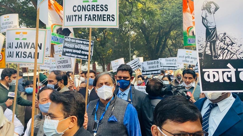 Congress MPs including Shashi Tharoor gathered in solidarity with farmers at ⁦party HQ in Delhi.