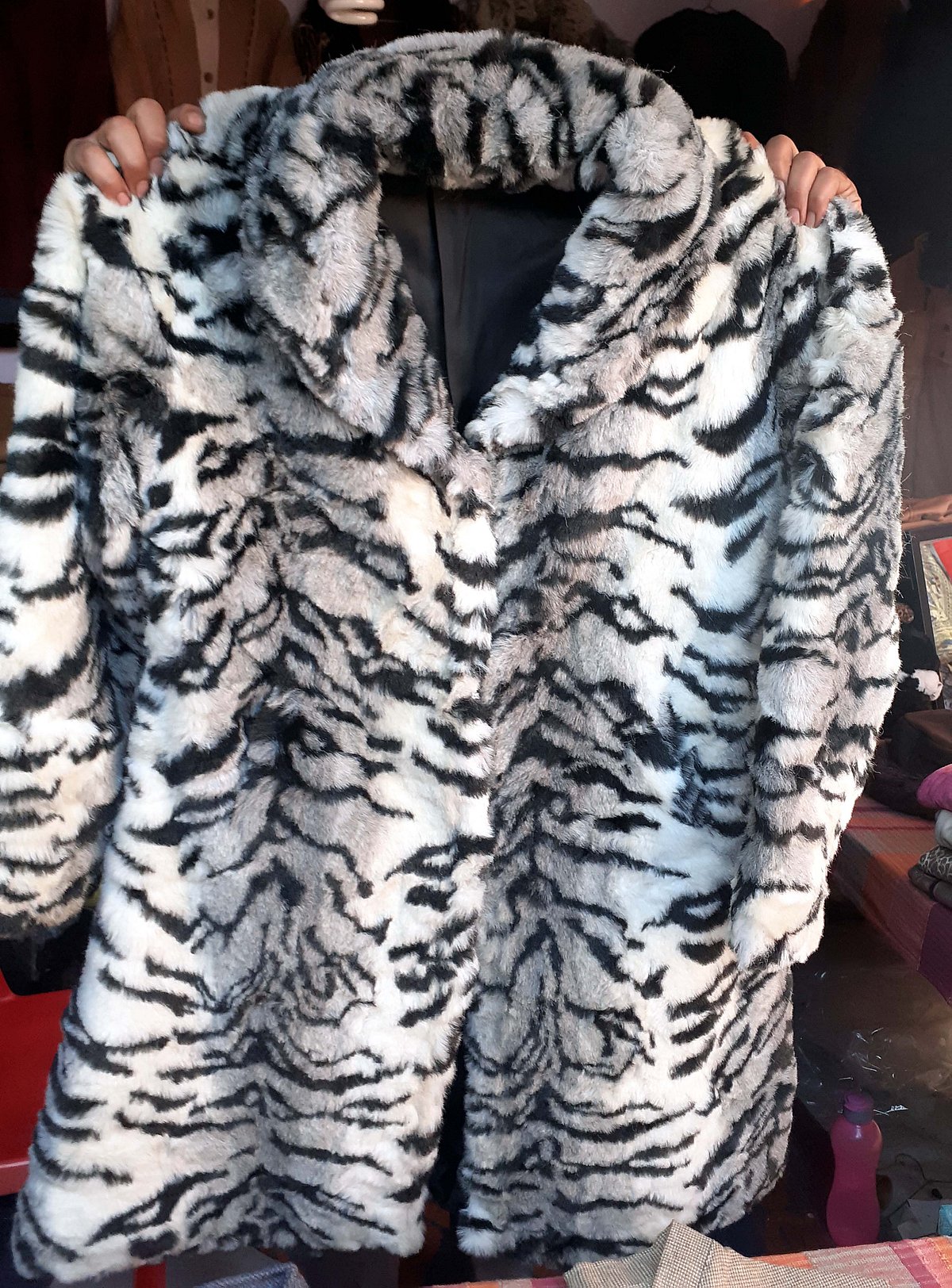 A long-coat made of sheep wool  with  printed tiger stripes