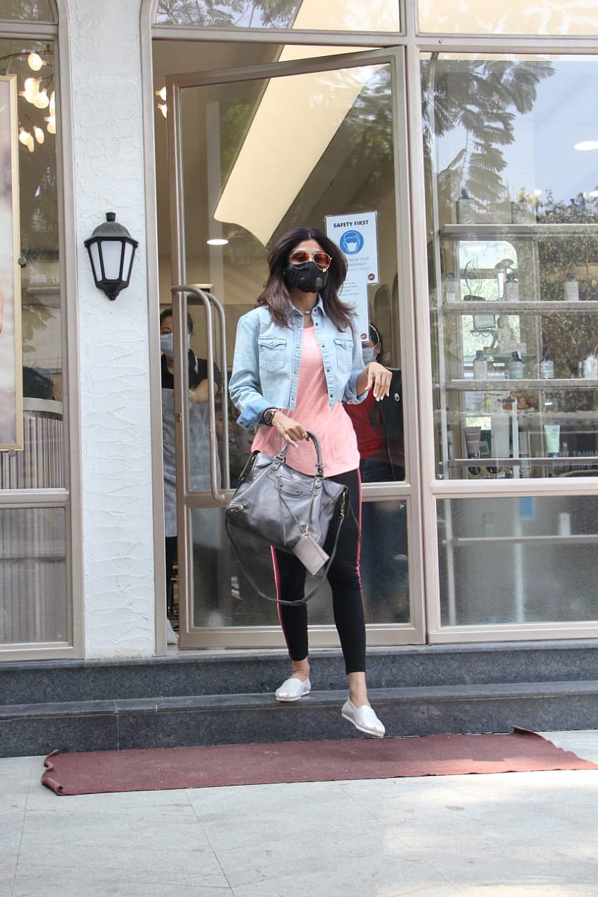 'Ikde, tikde... ataa kuthe?' Check out Shilpa Shetty's hilarious banter with paparazzi