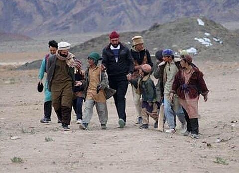 Raaj with kids on the sets of Torbaaz