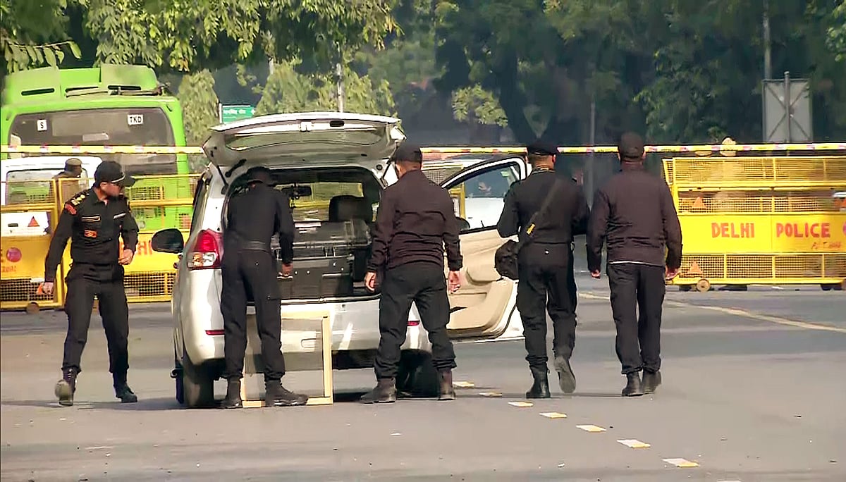 Delhi: NSG's National Bomb Data Centre team visits explosion site near Israel Embassy for post-blast analysis
