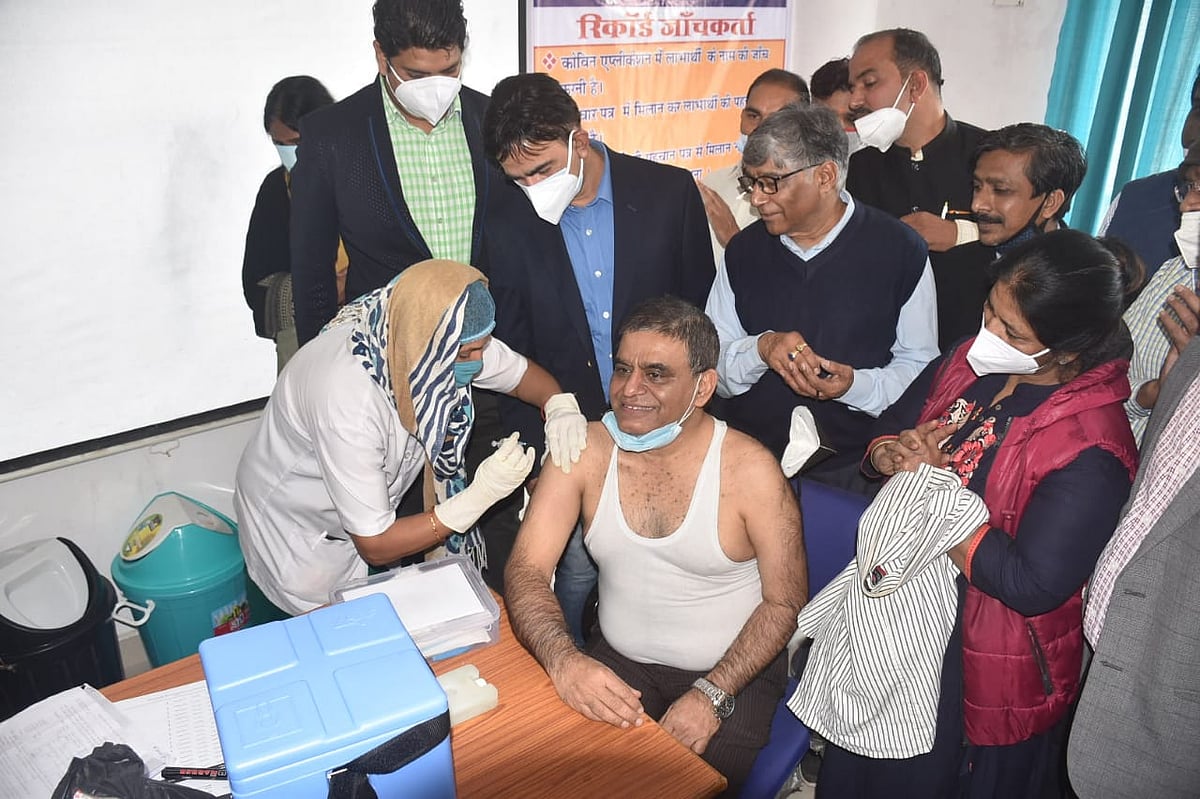 Corona vaccine being administered to Ujjain CMHO Dr Mahaveer Khandelwal