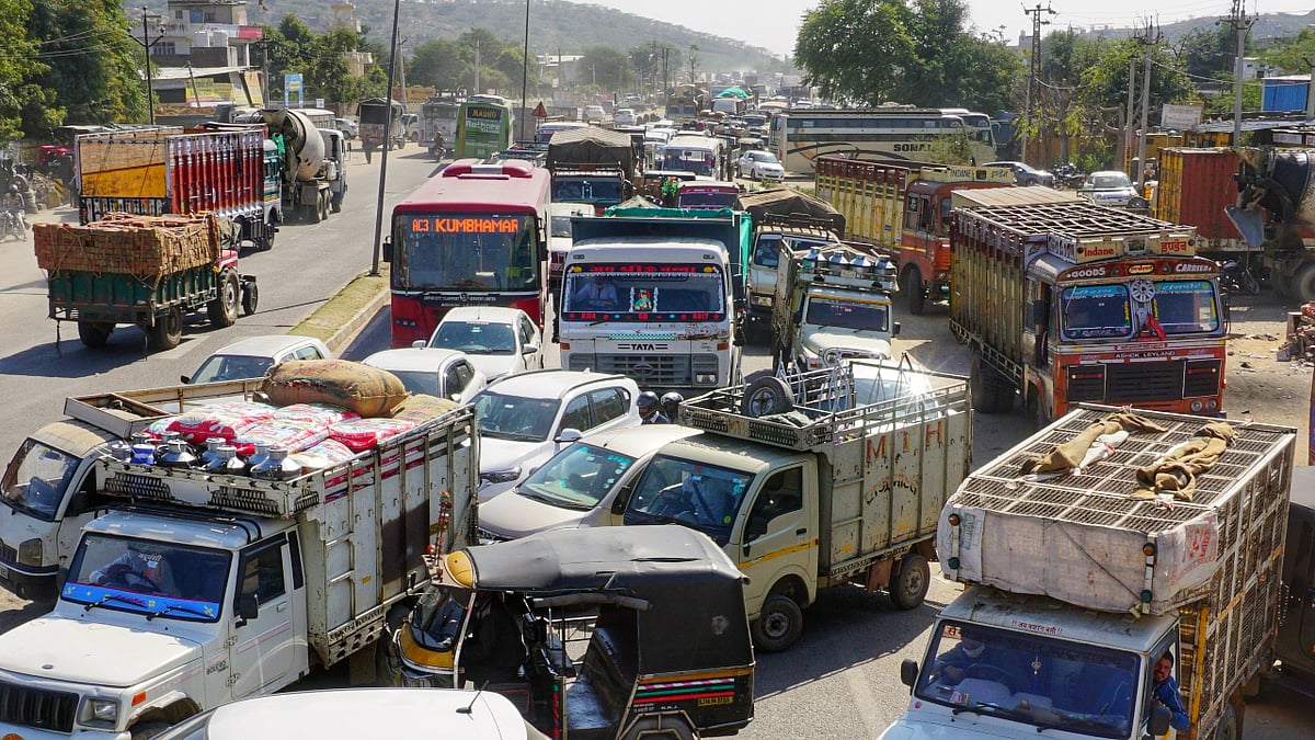 Goa: Motorists irked by traffic jams at New Vaddem railway bridge