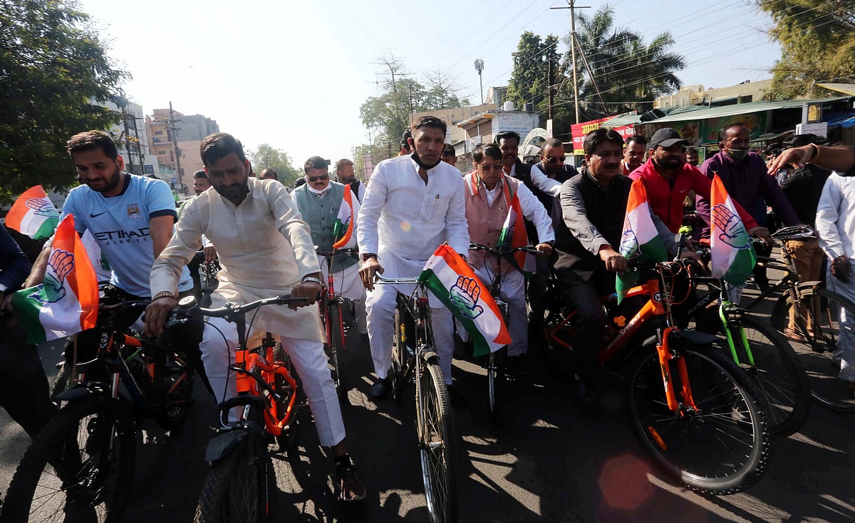 Madhya Pradesh protest against price hike of petroleum products: Congress bike ride to Assembly an...