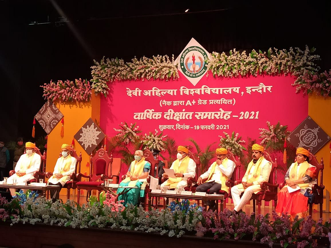 Ministers Tulsi Silawat, Usha Thakur and MP Shankar Lalwani without mask at DAVV convocation in Indore on Friday