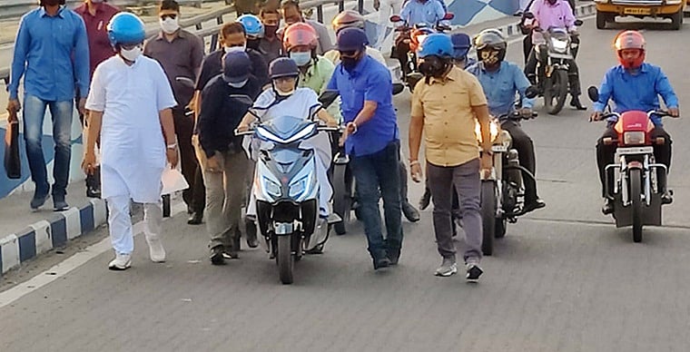 Mamata Banerjee had nearly fallen while driving an electric scooter, however, she quickly regained her balance with the support of the security personnel and continued the ride.